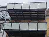 Balkon s nosnou konstrukcí z ocelových profilů a ocelového zábradlí se skleněnou výplní