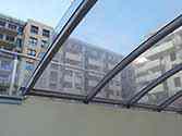 Nosná konstrukce z pozinkovaných ocelových profilů střechy z polykarbonátových desek