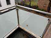 Balkonové zábradlí, skleněné zábradlí s madlem a sloupkem z nerezové trubky