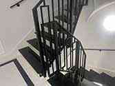Ocelové zábradlí s tyčovou svislá výplní na zakřivené schodiště