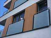 Francouzské balkony se sklem montovaným na slupki s nerezovymi svorkami