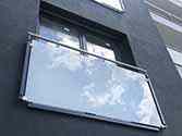 Francouzské balkony z nerezovým madlem a sloupkem a výplní z bezpečnostního skla