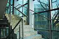 Nerezové zábradlí se skleněnou výplní na schodišti