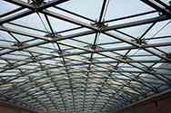 Skleněná střecha se skleněnými panely na ocelové konstrukci.