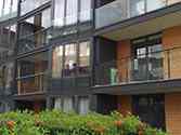 Balkonové ocelové zábradlí se skleněnou výplní a skleněné francouzské balkony