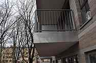Balkonové ocelové zábradlí s tyčovou svislá výplní. Okenní parapety z pozinkovaného, lakovaného ocelového plechu nebo hliníkového plechu.